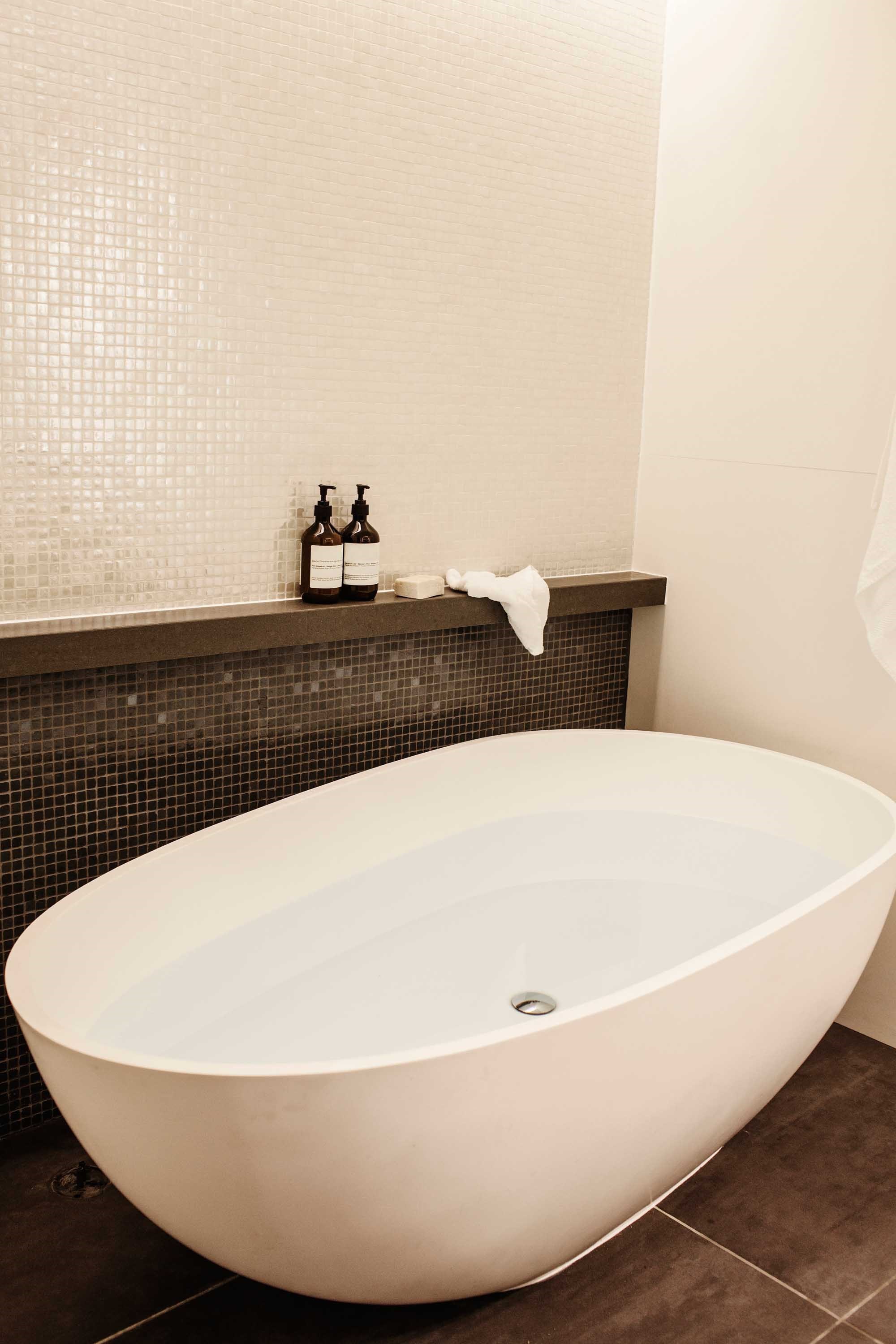 Beach Club bath - plan a Hamilton Island vacation