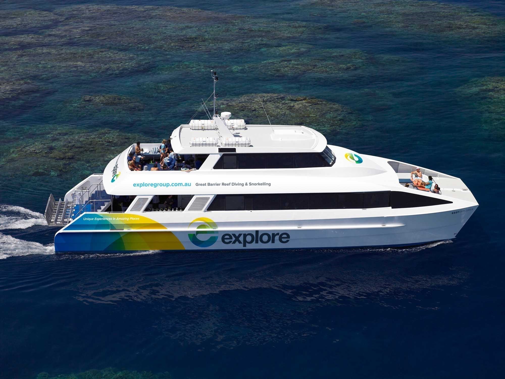 Discover the Great Barrier Reef via boat - luxury holidays Hamilton Island 