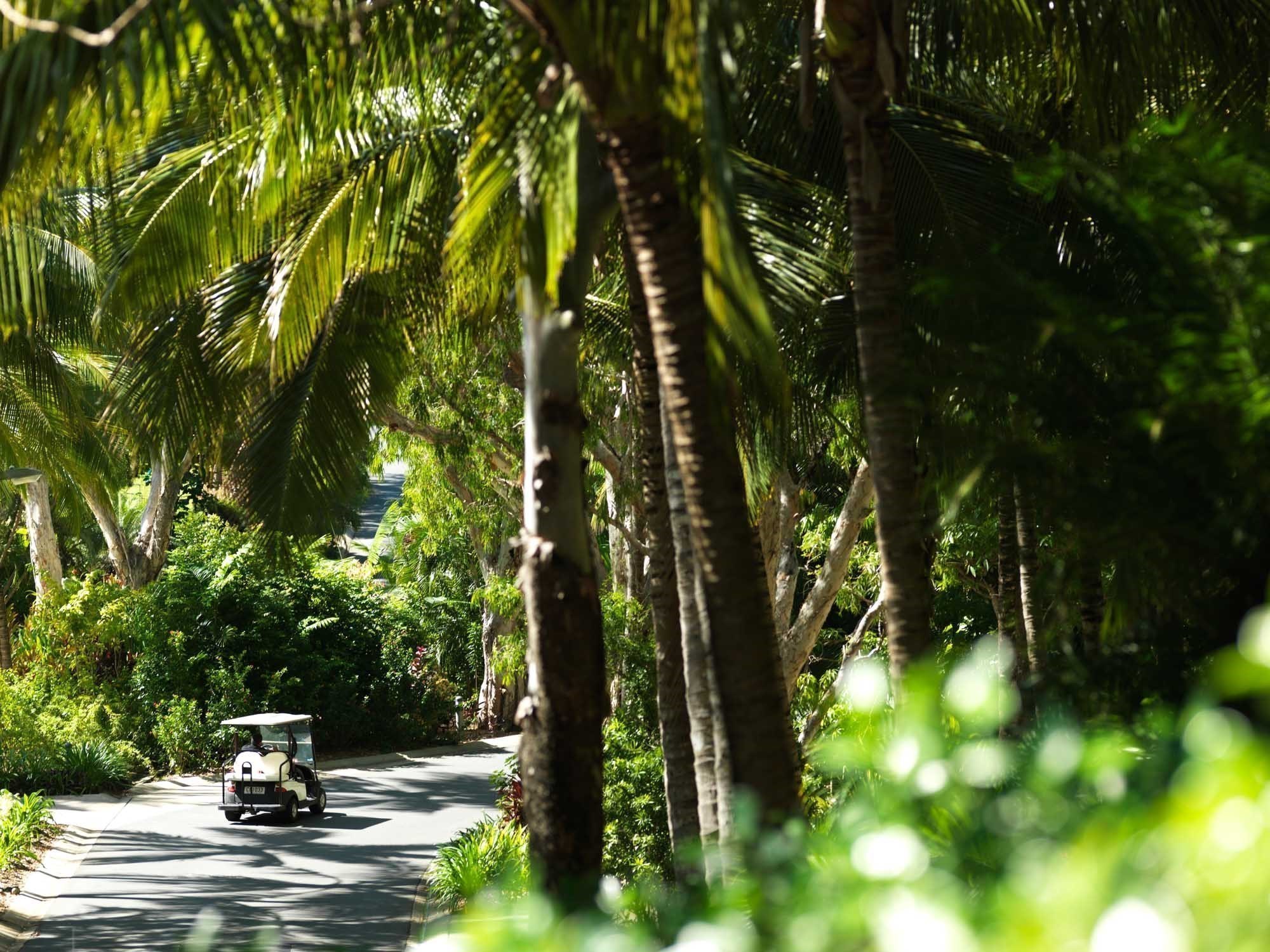 Hire a golf buggy - hotels Hamilton Island 